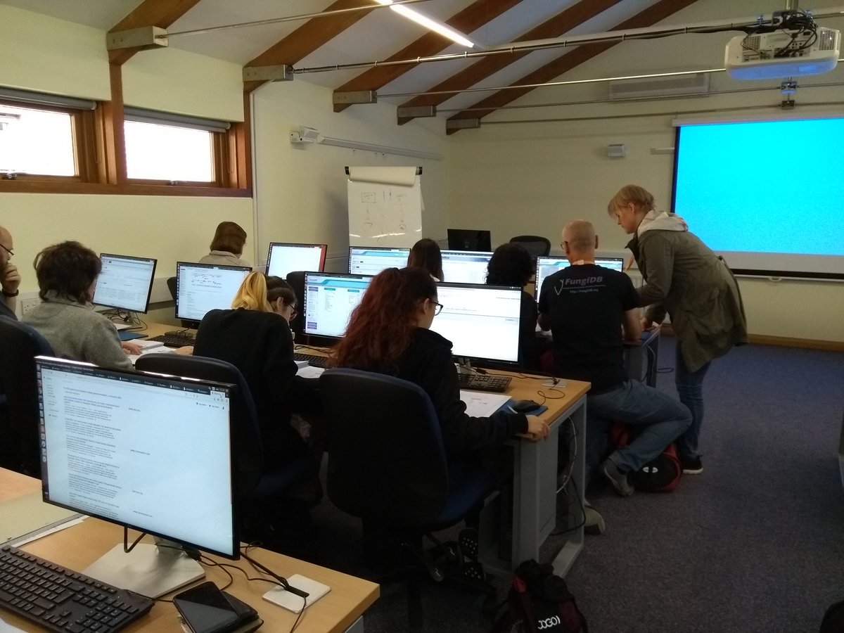 Pressing on to the last set of exercises for today - Manual curation in #Apollo <a href="/ensemblgenomes/">Ensembl Genomes</a> <a href="/jgi/">Joint Genome Institute</a> before applying new  knowledge &amp; skills in Group projects  #fungal pathogen genomics course in Hinxton <a href="/ACSCevents/">Wellcome Connecting Science Courses and Conference</a> <a href="/yeastgenome/">SGD Project @yeastgenome@genomic.social (bsky too)</a> <a href="/PomBase/">S. pombe model organism knowledgebase</a> #FPG2019