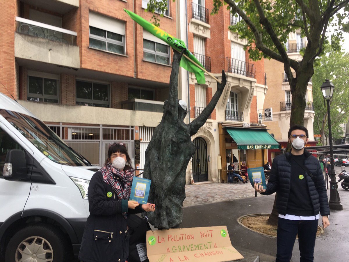 AntoineAlibert's tweet photo. La #respireaction 😷 d’@EELV pr les 🇪🇺 2019 ! #EdithPiaff 🎤🎼 guidant l’#écologie 🍀 & les @euroecolos au @Europarl_FR : #PourLeClimat & un air respirable. #LaPollutionNuitGravementALaChanson @EELV_Paris @EELV_20 #ToutCommenceAvecVous 🌍 https://t.co/tvqRVT9oLy