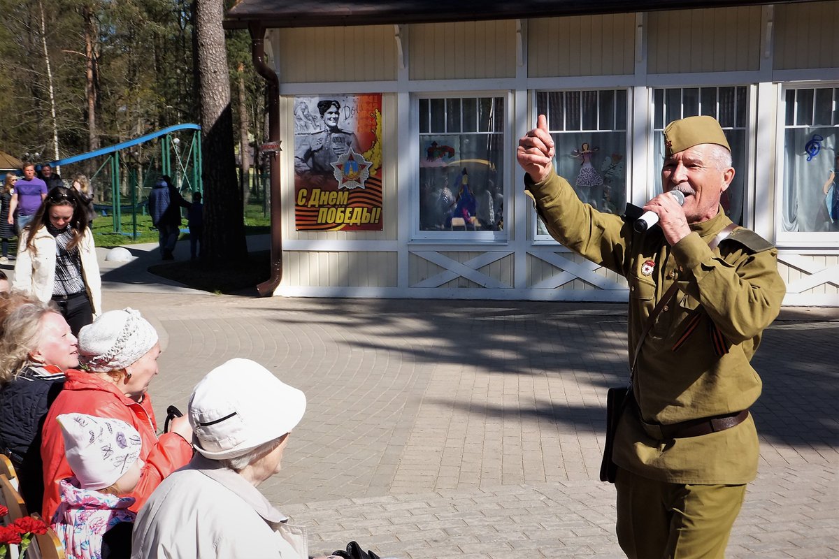 flagspb's tweet image. Ко Дню Победы в Зеленогорском парке культуры и отдыха (ЗПКиО) - Приморское ш. 536 состоялся праздничный концерт - песни военных лет исполнил Заслуженный артист России Рудольф Смирнов.