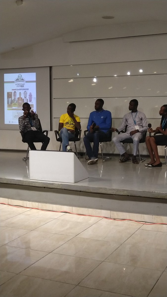 meetmiirene's tweet image. They are discussing wordpress themes... #WCLOS19