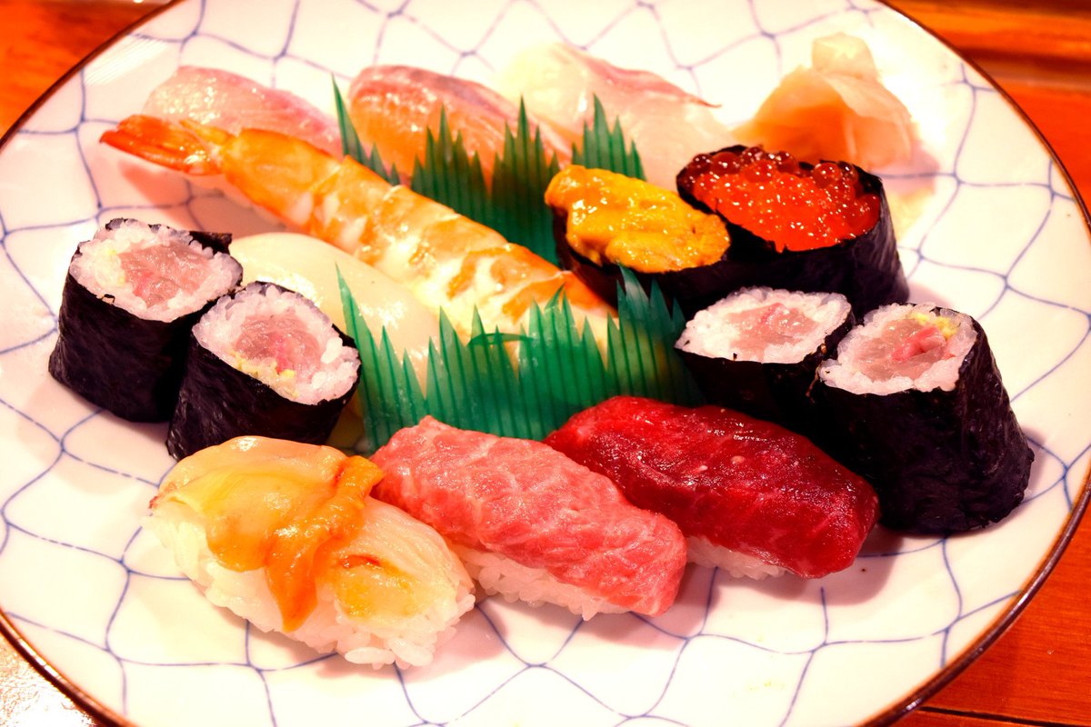 akira_osushi's tweet photo. 新しいお客さんが中々来なくて悲しんでるという電話を、大将から頂きました…

是非若い人にも回らない寿司を食べてほしい！
ということで、新しく3500円の寿司セットを始めるそうです

くじらの寿司や、馬刺の寿司もすっっごく美味しいので、是非みなさん宣伝にご協力していただけると嬉しいです😭 https://t.co/7jhMn2cq5E