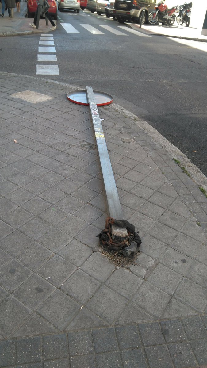 chamberidigital's tweet photo. Estas fotos resumen un poco el #abandono del barrio, #suciedad, #comercios tradicionales cerrados, y sólo hostelería que acapara las aceras, ya que pintar rayas en el suelo no supone ningún control sobre las #terrazas. ¿Se puede hacer algo? #dEspacioGalileo #Chamberí #Madrid https://t.co/UFbvr9WChG