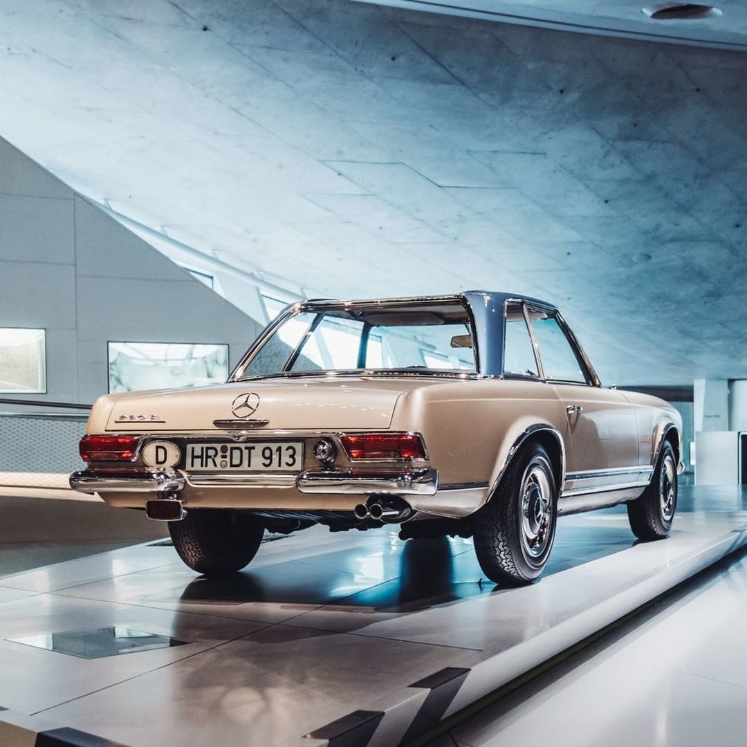 The Mercedes-Benz 230 SL 'Pagoda' was the worlds first sports car with a sturdy passenger cell and crumple zones!

Read more about Mercedes-Benz Classic: mb4.me/classic_tw

#MBclassic #MBmuseum #pagoda #MercedesBenz #mercedesbenzclassic #ClassicCar #Car

📸 via @MB_Museum