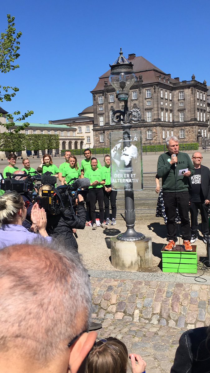 Årets valgplakat fra <a href="/alternativet_/">Alternativet</a> og <a href="/uffeelbaek/">Uffe Elbæk</a> er selvfølgelig... en smeltende klimaplakat af is #GrøntValg #dkpol #dkmedier #HopeIsBack