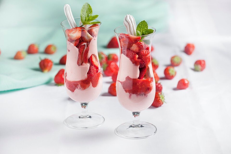 De aardbeientuin in Oene is weer open dus wij hebben hem weer!

"aardbeien Romanoff"

Kom hem snel proeven!