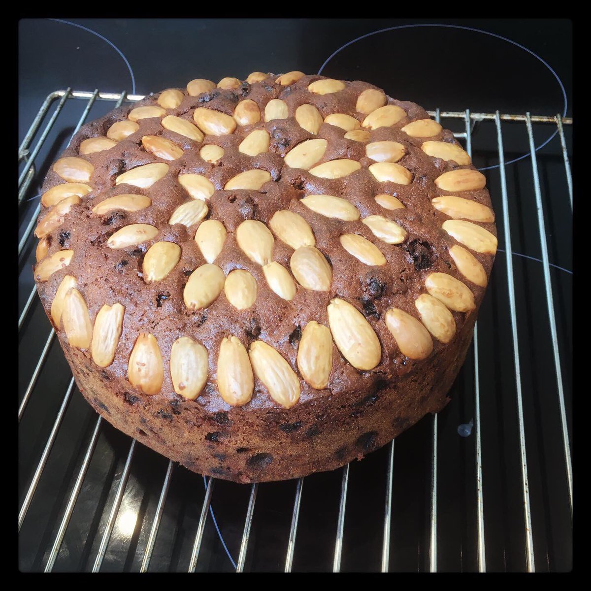 Lulutantan's tweet photo. Just decided to make a #dundeecake for the BF #deliciousfood #weekendchef #weekendcooking #delicious #relaxandcook #weekendfood #foodie #cotswoldslifestyle #Cotswoldscooking #cotswoldstyle #thecotswolds #weekendfood #foodie #foodielife #livingthedream #lovingit #livingmybestlife https://t.co/GQUf6289Cq