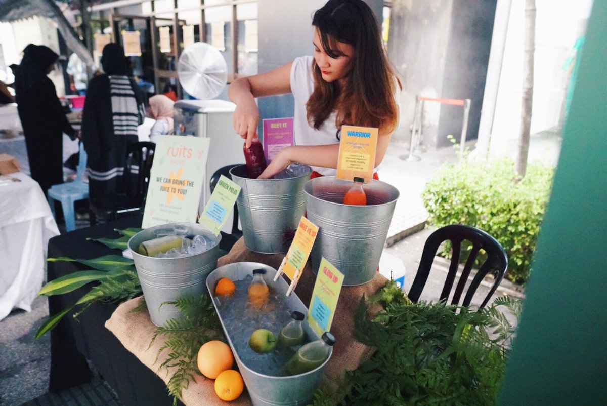 Dan_king888's tweet photo. It gets pretty hot during the afternoon here at APW Bangsar. Be sure to bring drinks to keep hydrated. Otherwise support Ruits Juices by getting some pure cold press juice! #PrelovedIsReloved #AMU2787live2019 https://t.co/B4nucrKior