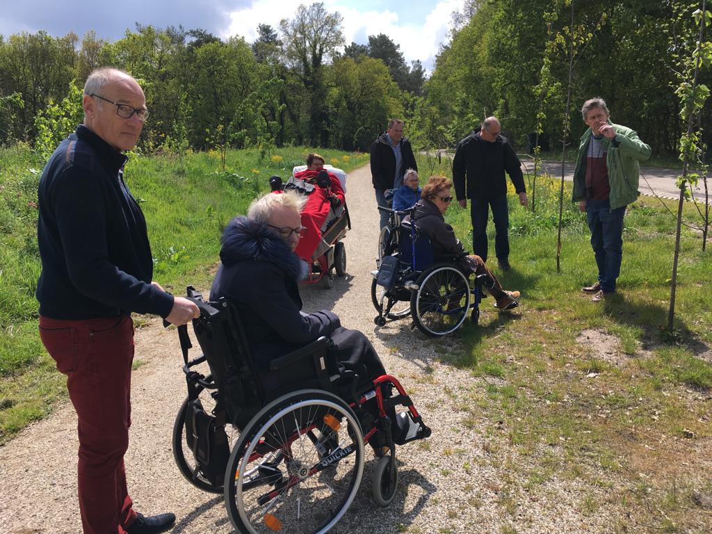 Bosw8erJanneke's tweet photo. Vandaag 'Op pad met je rolstoel' in de Maashorst door @IVNUden en @NcDeMaashorst In 2 groepen. Dit was onze groep. Zoveel enthousiasme en blijdschap. https://t.co/DVQFKRbdcD