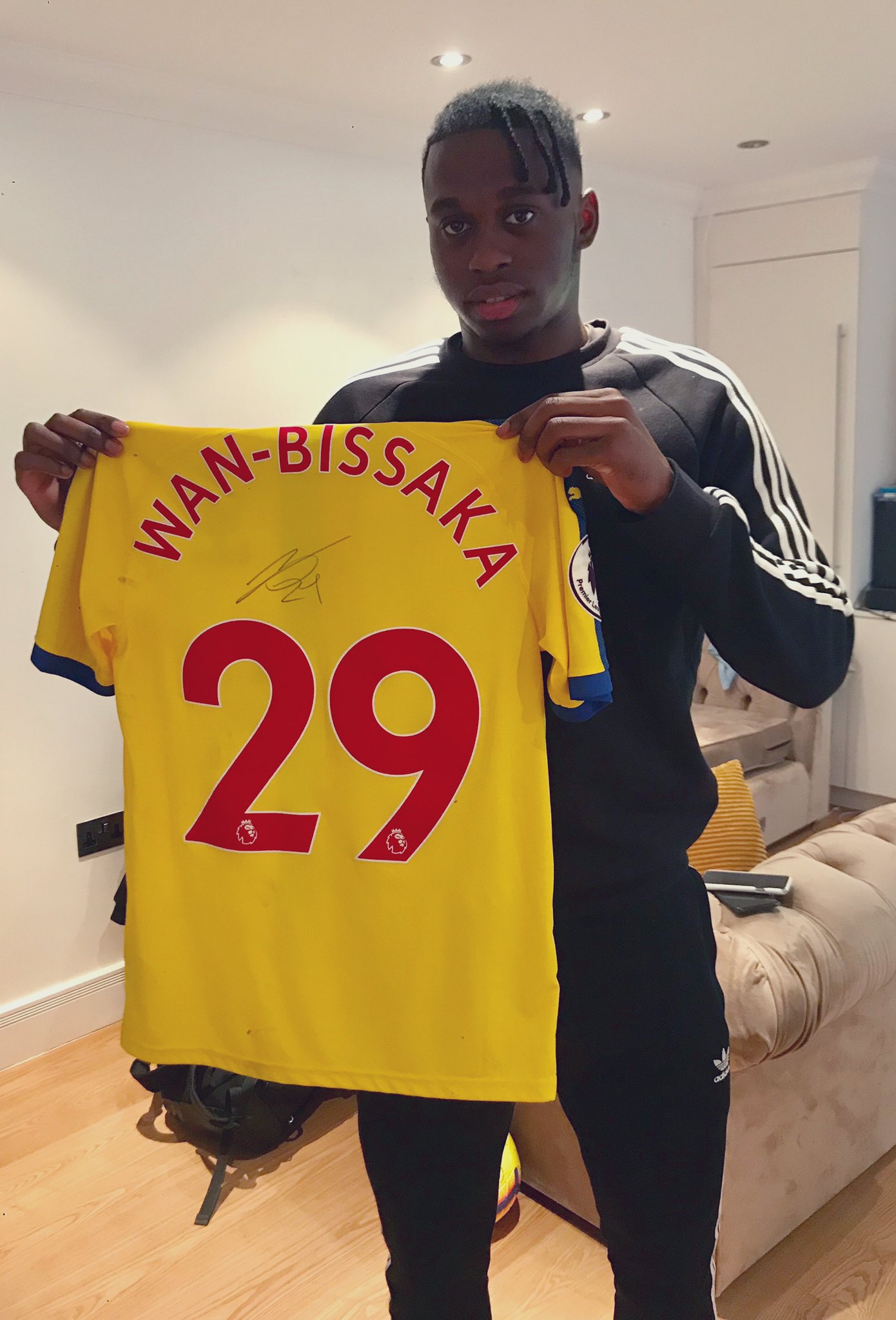 Aaron Wan-Bissaka on X: "To thank you all for your support this season I'm  giving away this signed shirt. All you have to do to enter is RT and like  this tweet!
