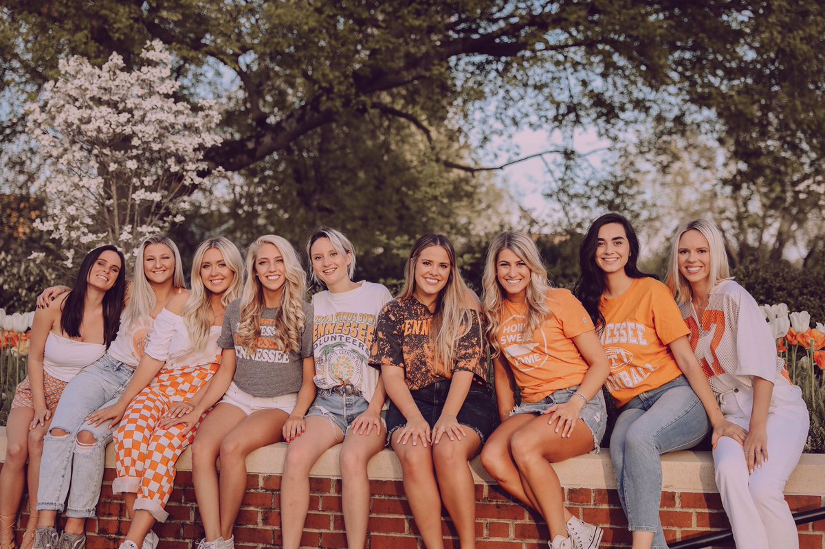 CALLAmaRI3's tweet photo. Purp house forever!!! #UTGrad2019 https://t.co/izjX11UEnt