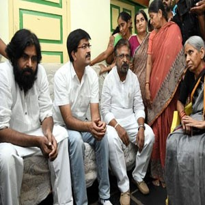 abntelugutv's tweet photo. Pawan Kalyan consoles SPY Reddy family
https://t.co/w6i0UepTy5
#PawanKalyan #SPYReddy #Janasena #Nandyal https://t.co/KXiv5DKiD7