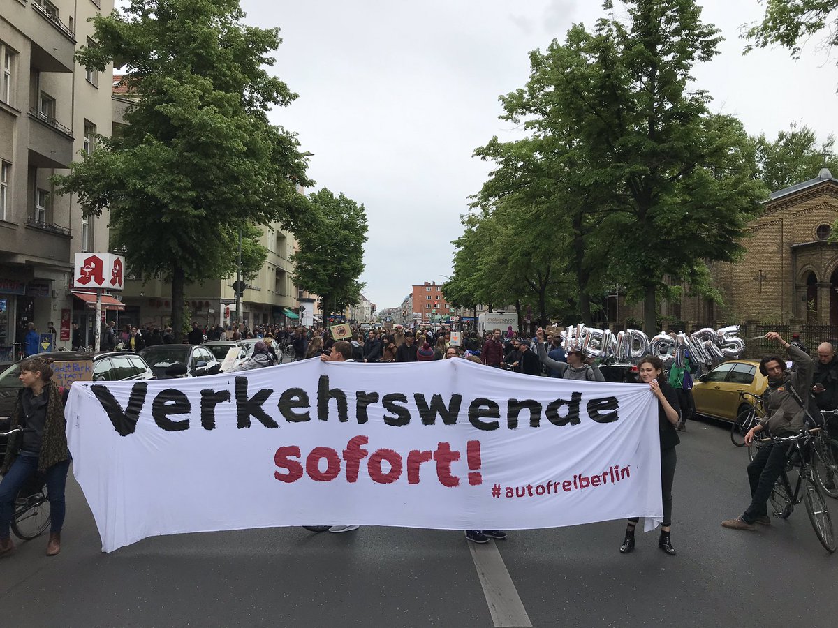 ekvidi's tweet photo. Los geht‘s #blockparade2 #autofreiberlin https://t.co/ddaXjr4o8l