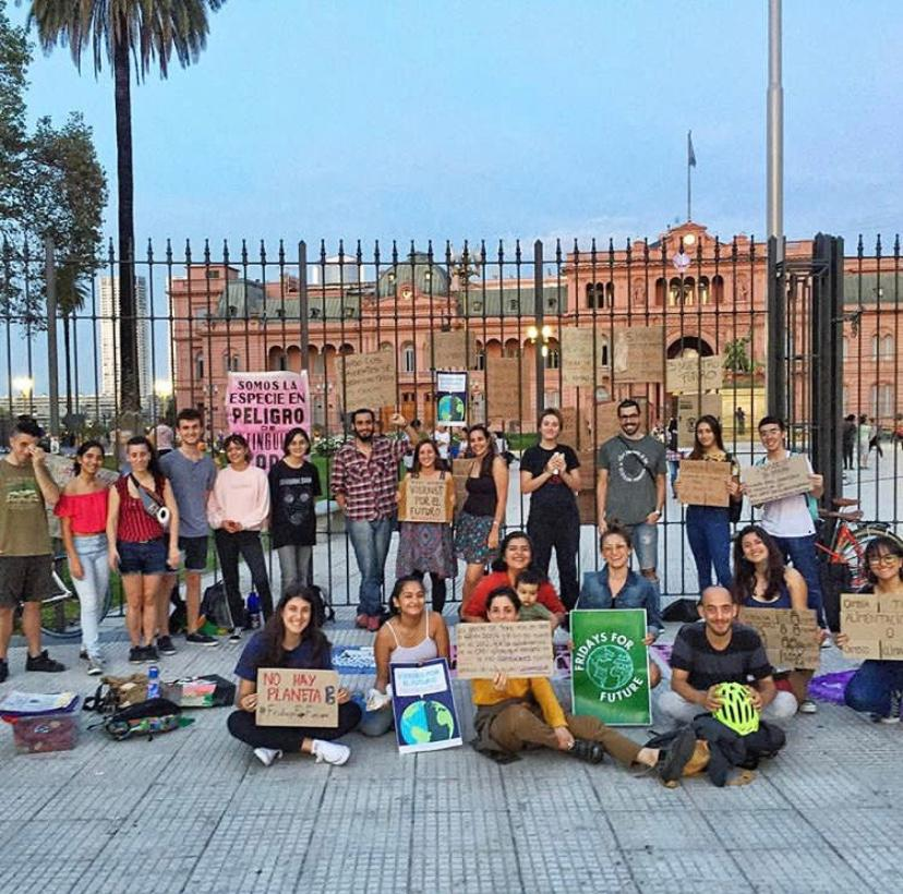sabadoverde's tweet photo. "Acá no importa de que agrupación sos, lo más importante es estar unidos  para salvar el planeta" @F4F_Arg https://t.co/LlhgWj0PKq