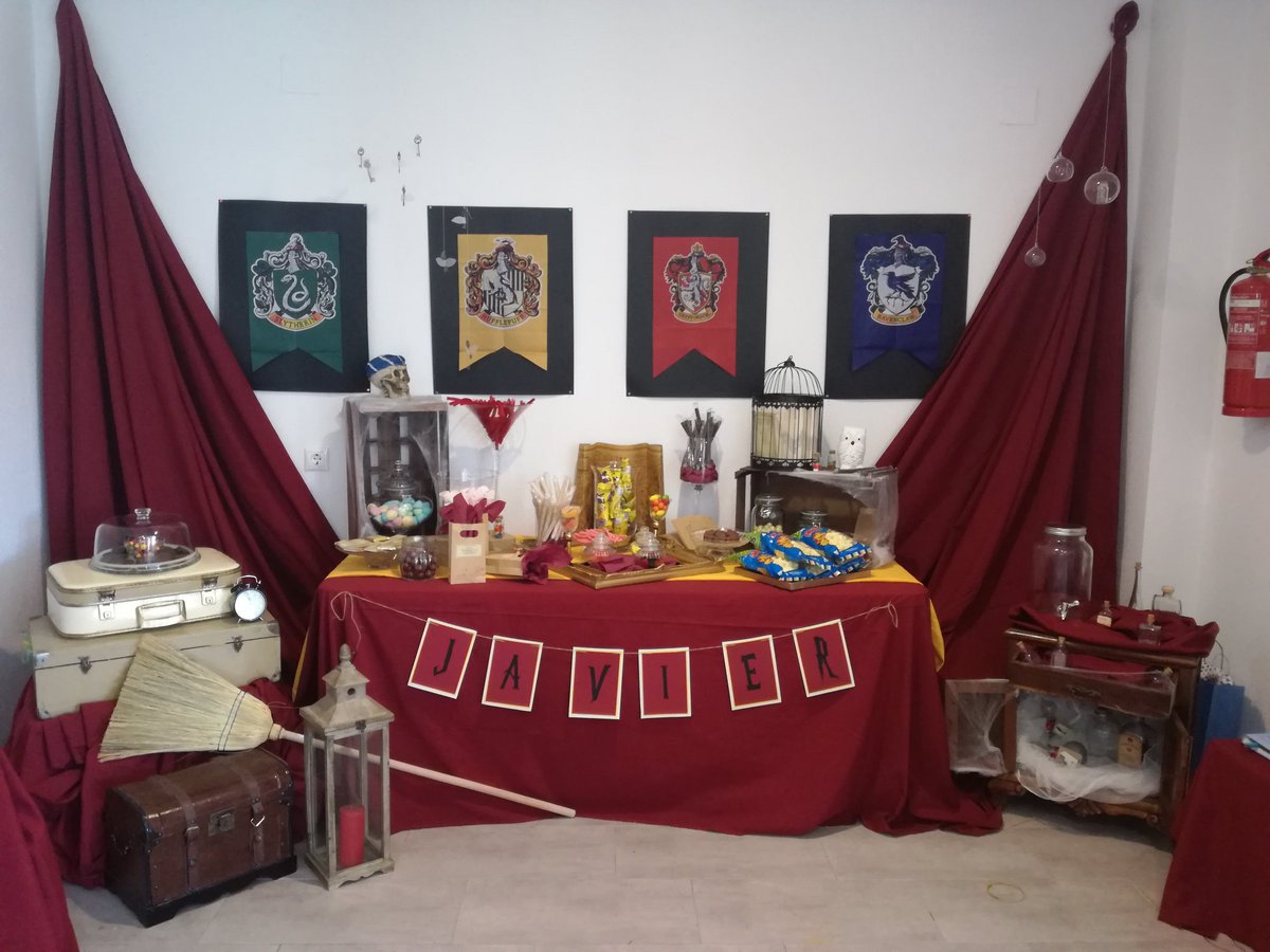 DxocioSL's tweet photo. Decoración tematizada en Harry Potter. A disfrutar de este día especial, Javier. https://t.co/440DH00hO4
