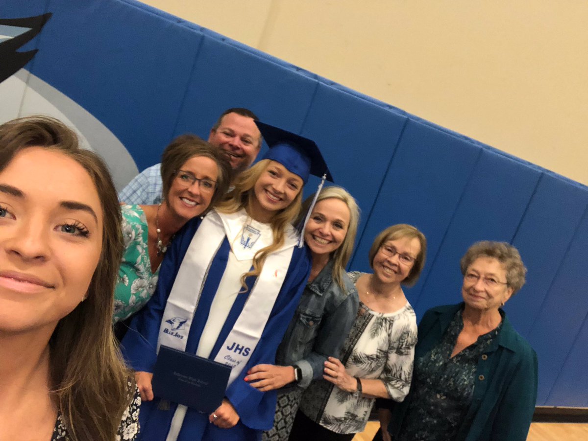 SheriVacca's tweet photo. Gotta have one #gradselfie #tradition #2019 #bluejay https://t.co/znhDWns1vx