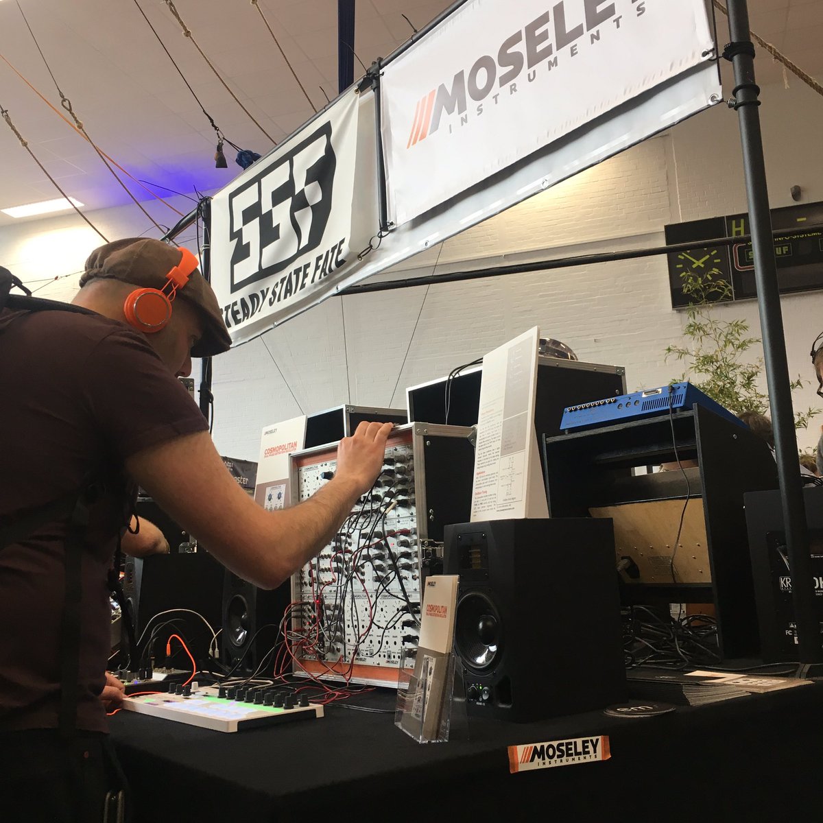 People having fun with the Cosmopolitan @Superbooth_Bln #headbobbing #orangeisthenewblack #superbooth19 #superbooth #berlin #modularsynth #synth