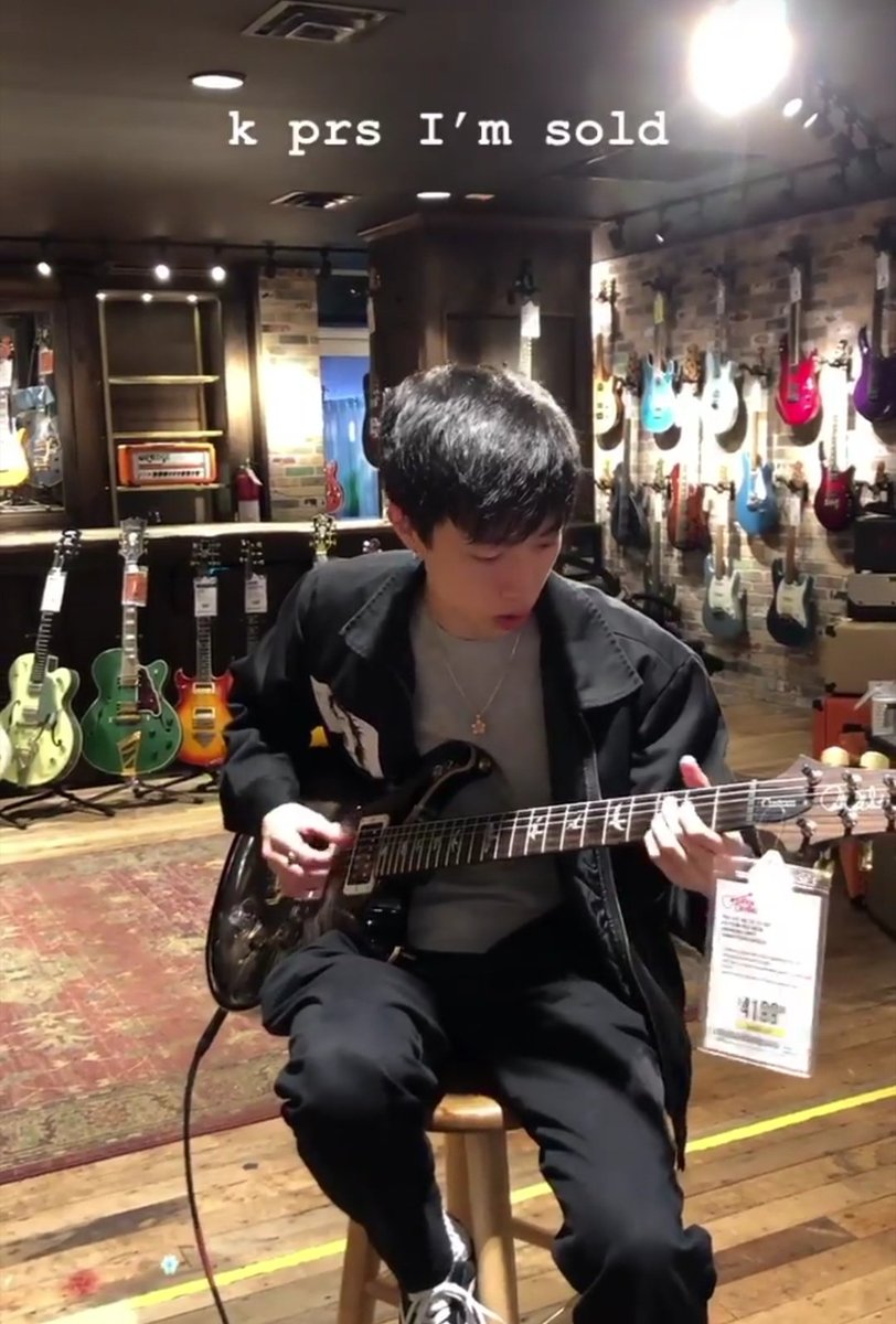 Clayrdlune's tweet photo. @tanya2rl Lg nemenin doi beli gitar https://t.co/t6Rb7ZSr2A