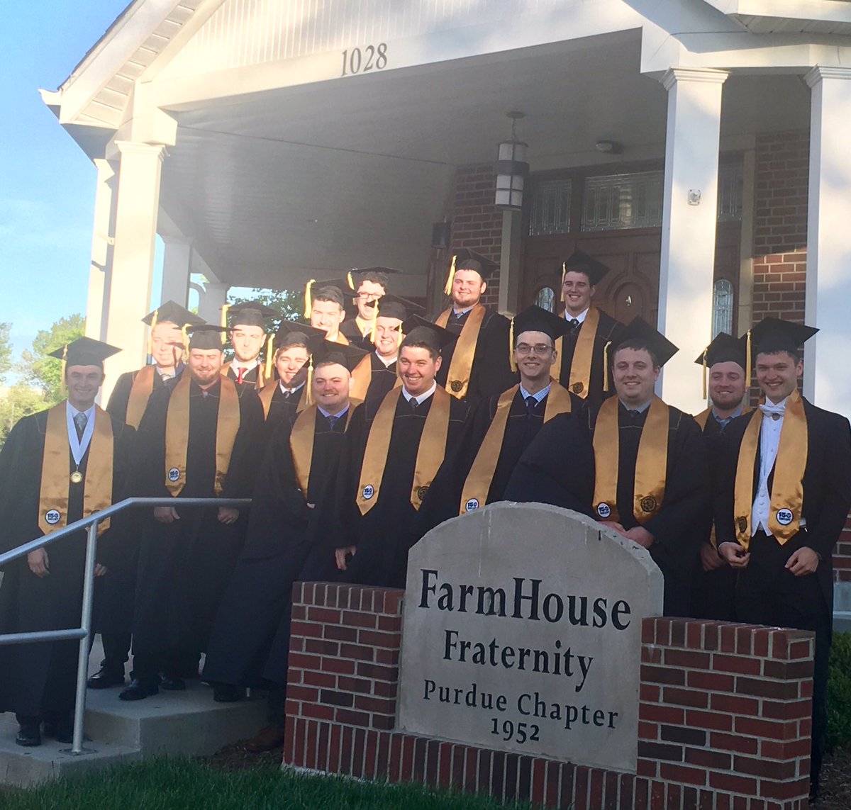 JillsJscott's tweet photo. Congratulations #purduefarmhouse seniors! #PurdueWeDidIt https://t.co/PUamxMDu3q