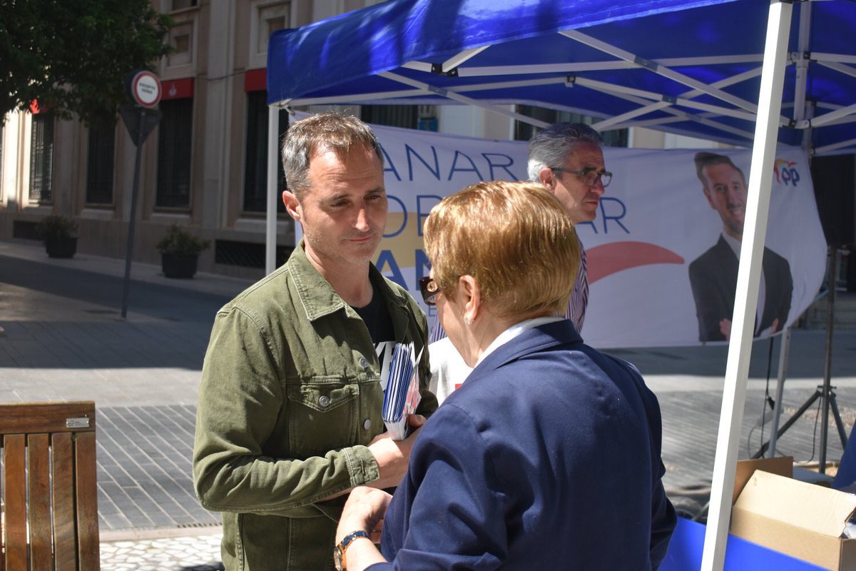 popularesgandia's tweet photo. 👥 La candidatura del Partido Popular de #Gandia ha salido hoy a la calle para estar al lado de los vecinos de #Gandia en este primer sábado de campaña.
#GanaryGobernarGandia #SolerAlcalde #IlusiónPorGandia ✌🏻💙 https://t.co/svQTQkBYhX