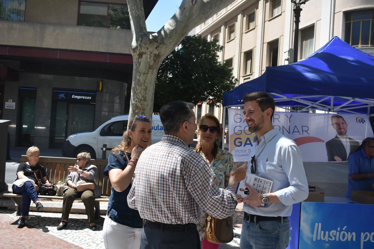 popularesgandia's tweet photo. 👥 La candidatura del Partido Popular de #Gandia ha salido hoy a la calle para estar al lado de los vecinos de #Gandia en este primer sábado de campaña.
#GanaryGobernarGandia #SolerAlcalde #IlusiónPorGandia ✌🏻💙 https://t.co/svQTQkBYhX