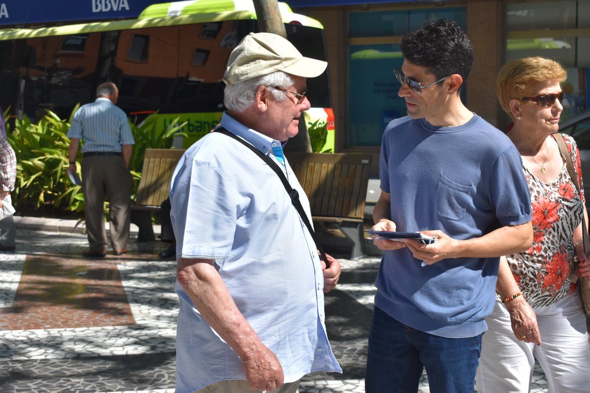 popularesgandia's tweet photo. 👥 La candidatura del Partido Popular de #Gandia ha salido hoy a la calle para estar al lado de los vecinos de #Gandia en este primer sábado de campaña.
#GanaryGobernarGandia #SolerAlcalde #IlusiónPorGandia ✌🏻💙 https://t.co/svQTQkBYhX