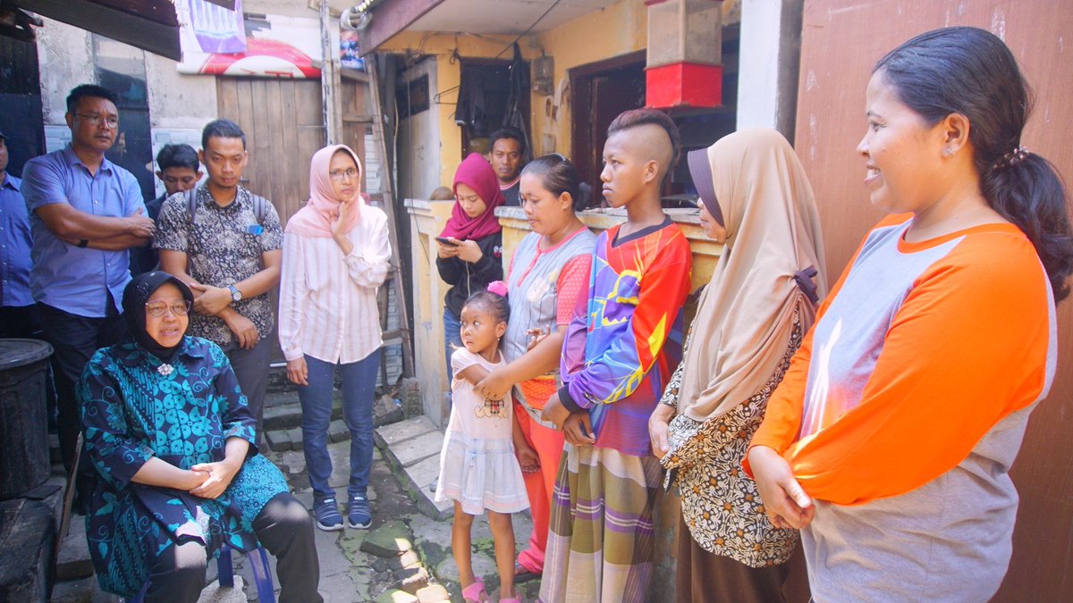 BanggaSurabaya's tweet photo. Bu Risma hari ini kembali takziyah Suroso petugas KPPS yang meninggal di kawasan Tambaksari, Surabaya.

Ini merupakan takziyah ketujuh dari total 14 org petugas KPPS yang meninggal. https://t.co/WAll3PwX8z