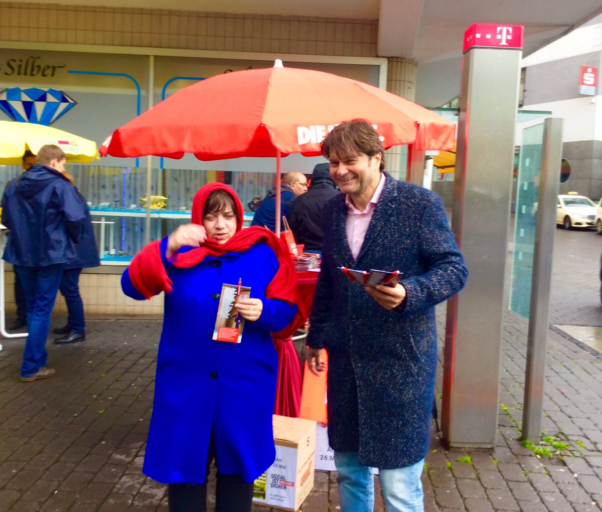 Linke__Burb_Alt's tweet photo. Samstag war #Wahl“#Kampf“ gegen und mit den Elementen (brrr)🤧Wind und Regen-egal. Klare Botschaft : „Sozialer #Wohnungsbau für #Burbach“, #Bauruine Luisenthaler Str. abreißen - #Sozialwohnungen + einen kleinen Discounter bauen. - mit OB-Kandidat #MarkusLein❗️#Linke #Saarbrücken https://t.co/wZ1W2cMnPJ