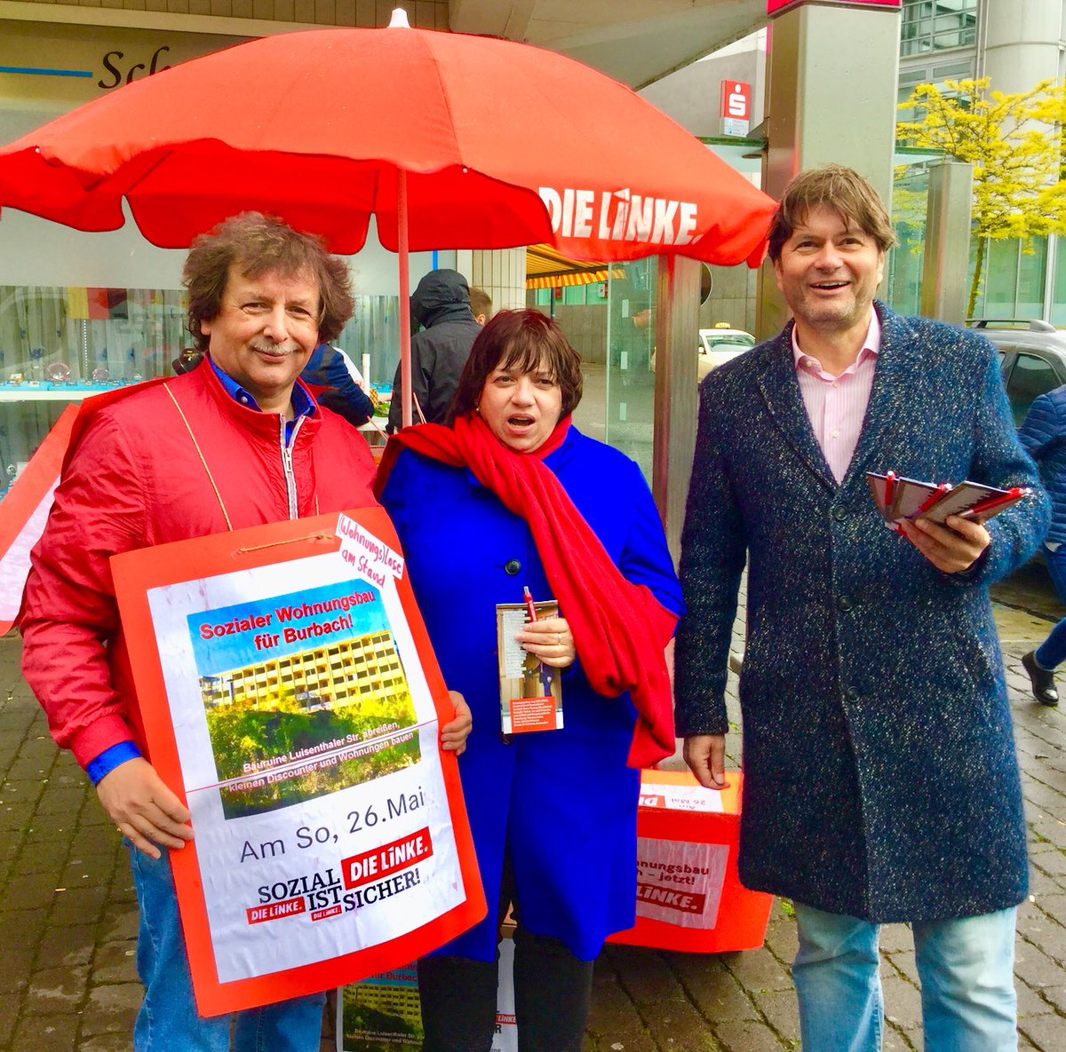 Linke__Burb_Alt's tweet photo. Samstag war #Wahl“#Kampf“ gegen und mit den Elementen (brrr)🤧Wind und Regen-egal. Klare Botschaft : „Sozialer #Wohnungsbau für #Burbach“, #Bauruine Luisenthaler Str. abreißen - #Sozialwohnungen + einen kleinen Discounter bauen. - mit OB-Kandidat #MarkusLein❗️#Linke #Saarbrücken https://t.co/wZ1W2cMnPJ
