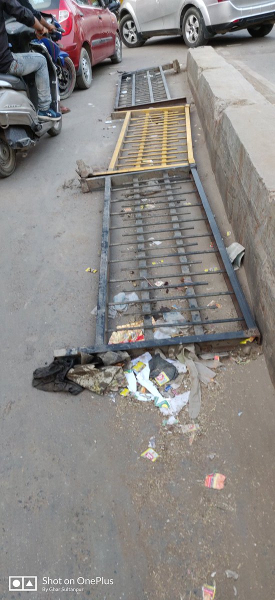 gsf_team's tweet photo. @uptrafficpolice @nitin_gsf @Uppolice @up100 respected sir,a part of railing (Lucknow Naka Over bridge New Sabzi Mandi Side) has fallen within public path &amp; causing peopl to face some unhandy status.Our people will be highly obliged if some needful can be done 
Warmest Regards https://t.co/lLPhbADXgJ