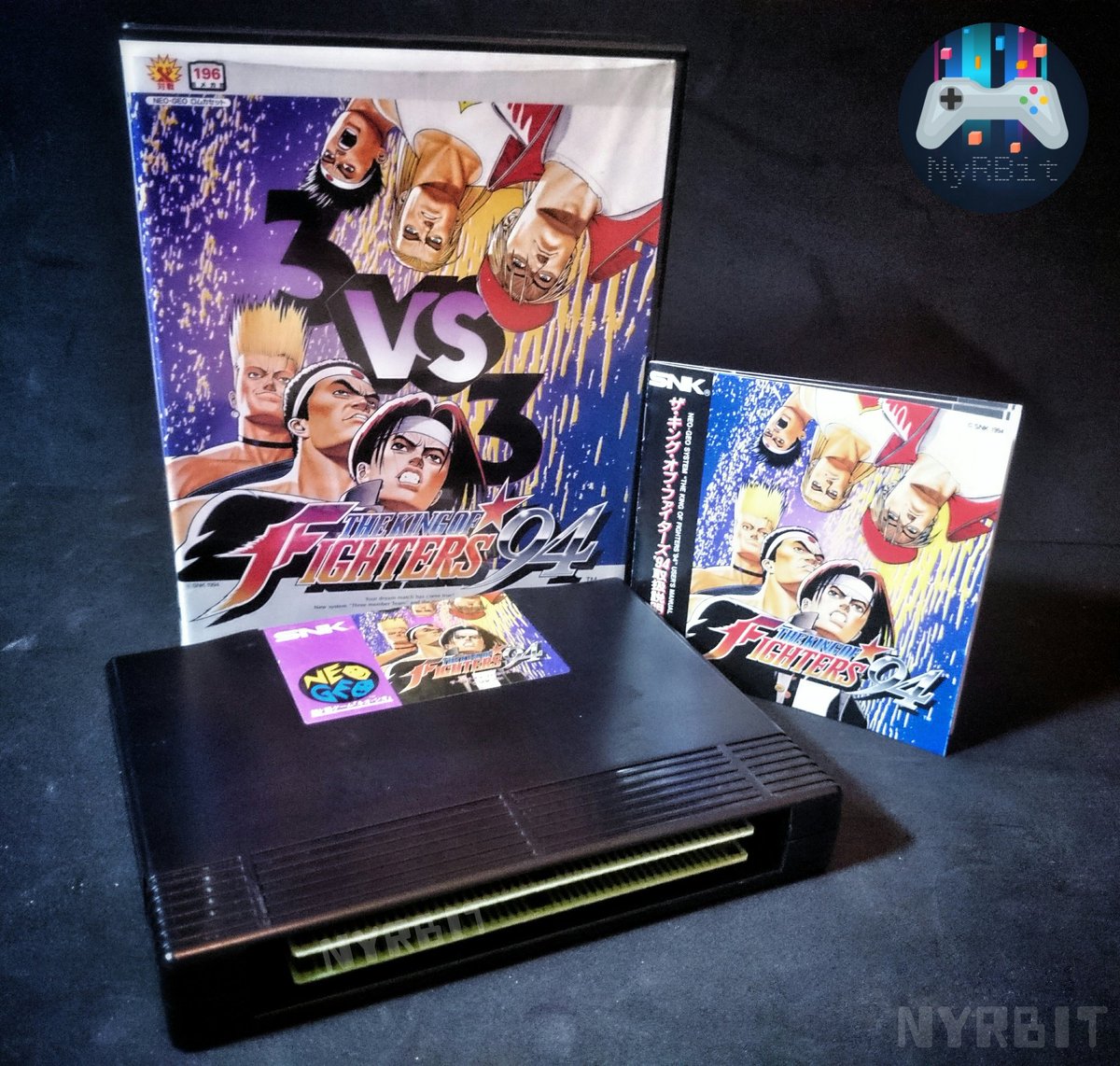 NyRBit's tweet photo. - FOTO COLECCIÓN - The King of Fighters '94, primer juego de la saga KOF, se lanzó el 25 de Agosto de 1994 para los Sistemas de SNK (AES, MVS y CD). Fue innovador ya que proponía lucha por equipos. Incluía luchadores nuevos y de otras sagas de SNK. 
#NeoGeoAES #KoF94 #NyRBit https://t.co/4105MXx8nx