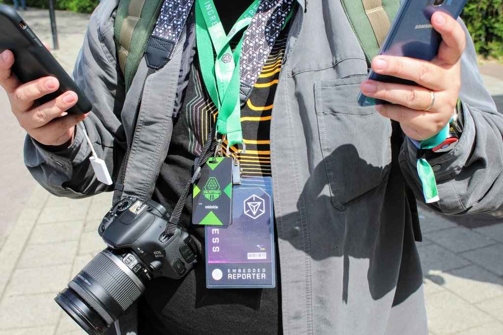 EndeDesMonats's tweet photo. Oh, look! We have #EmbeddedReporters here.
#EmbeddedReporter #AbaddonPrime #Amsterdam #Ingress https://t.co/HLkmF3E8ec