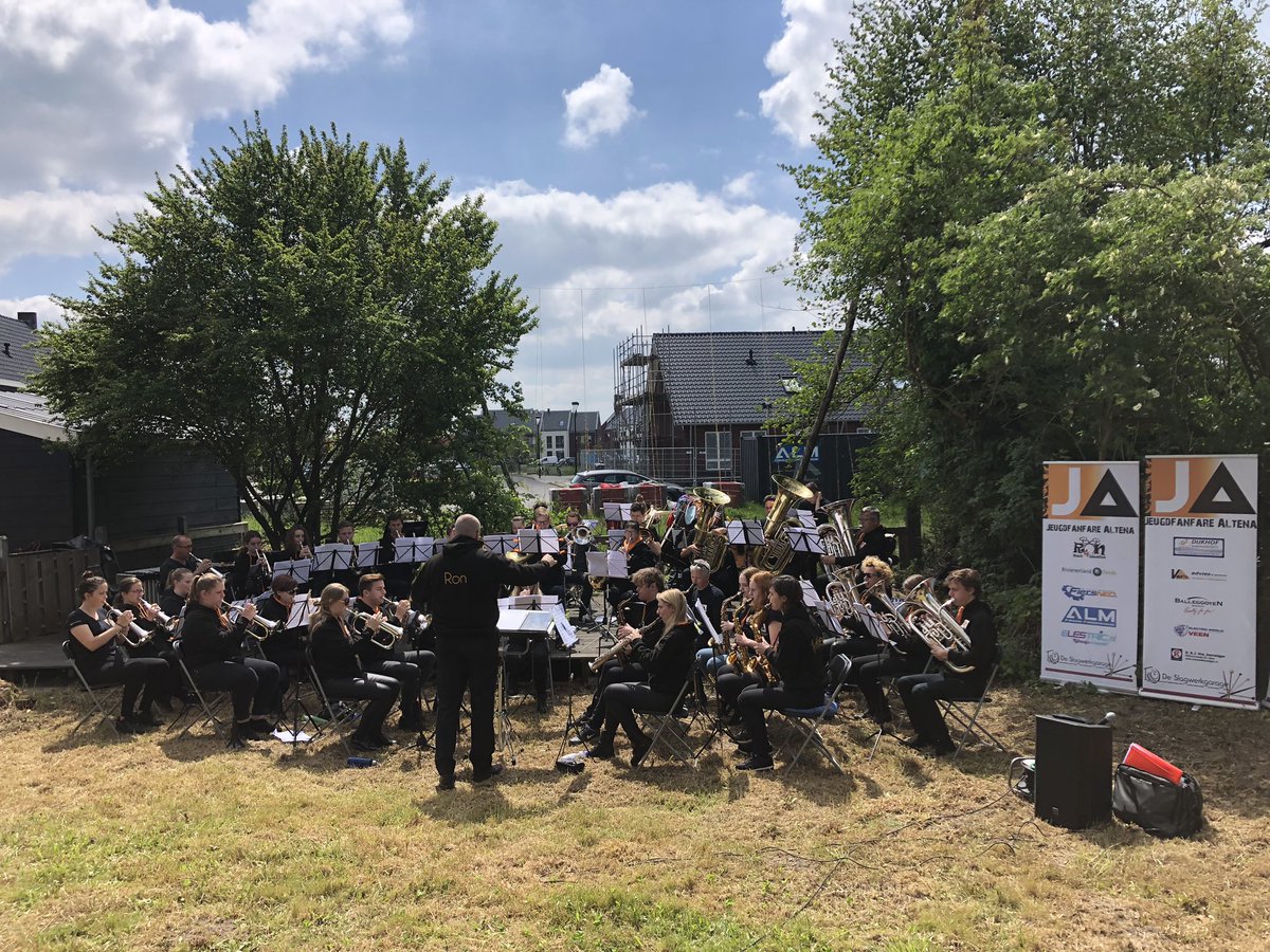 paulajorritsma's tweet image. #Molendag @deveensemolen #JA! jeugdorkest Altena speelt #elementa met hopstaken als achtergrond &amp;amp; molenaar Sven met glimlach van oor tot oor 😁