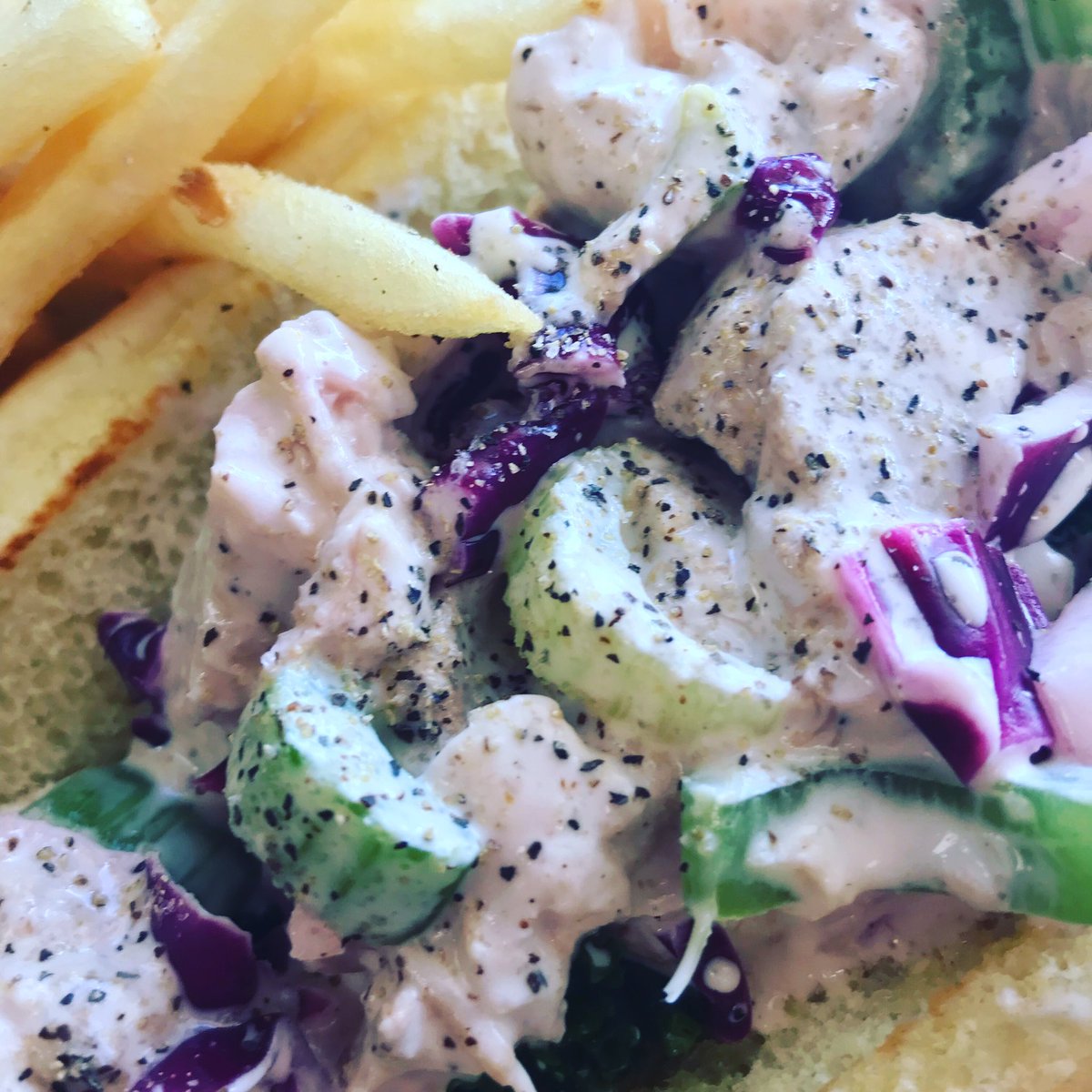 Find us at the @longmontfarmersmarket today from 8am-1pm! We’ve got our Lions Mane Roll (our version of the east-coast classic lobster roll) back on board, featuring @hazeldellmushrooms 🚂🍄 #thevegetableexpress #vegan #plantbased #thrivingonplants #bouldervegan #lionsmane #local