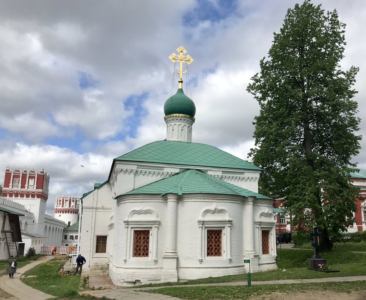 DebsRWalton's tweet photo. Day 2 of the @Lichfield_CofE #moscowpilgrimage visiting #NovodevichyConvent https://t.co/rH8NVF50Di