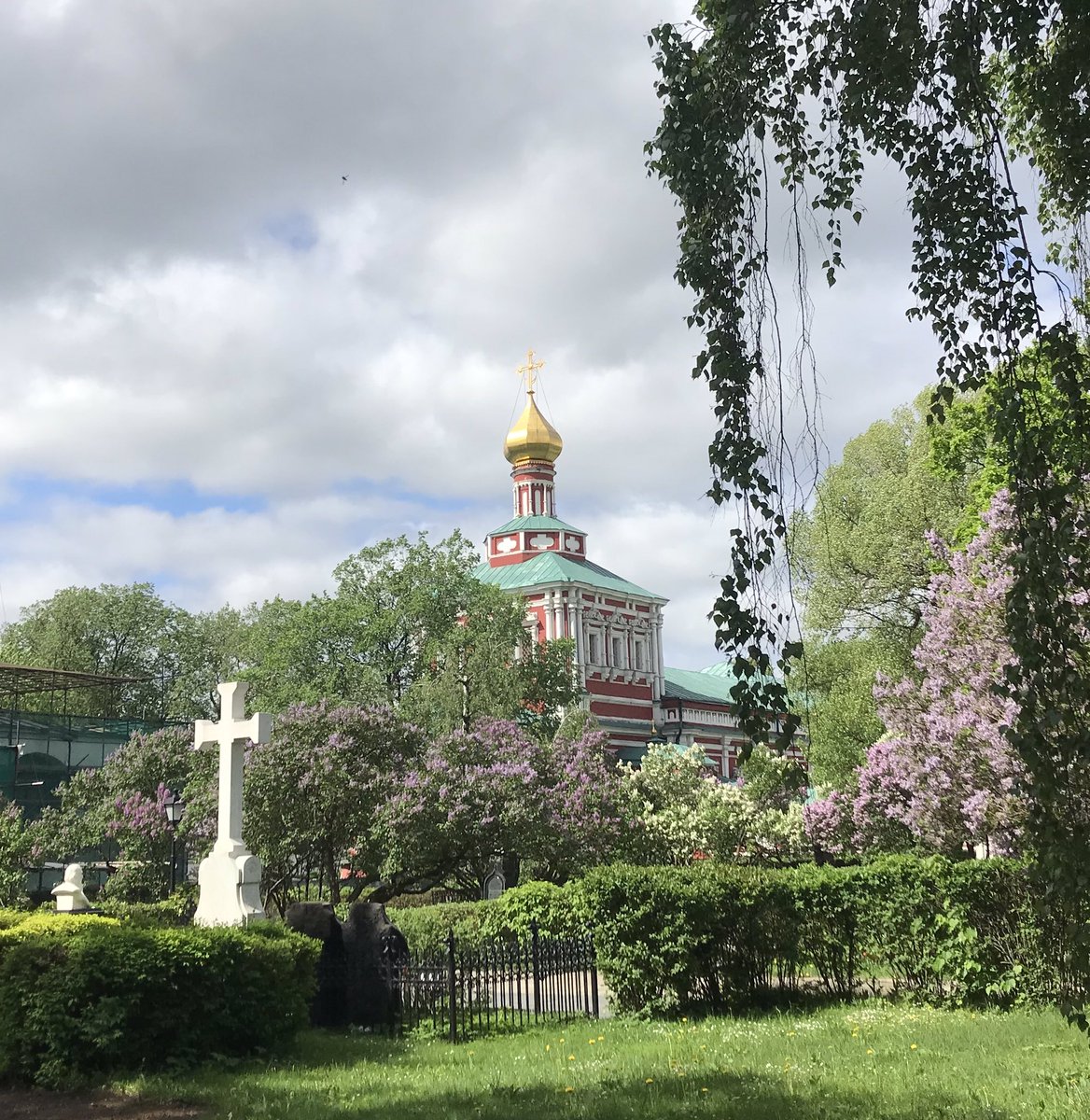 DebsRWalton's tweet photo. Day 2 of the @Lichfield_CofE #moscowpilgrimage visiting #NovodevichyConvent https://t.co/rH8NVF50Di