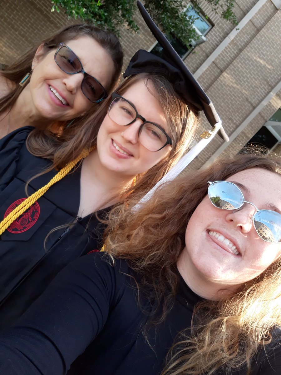 _sleazy_c's tweet photo. yeah, she graduatin', keep scrolling.
@ABBALARPer #UofSC19 https://t.co/OqGAQ1ONiq