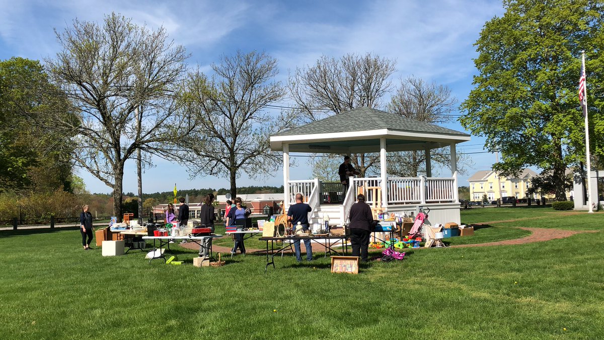 ebhsclassof2020's tweet photo. The Class of 2020 Spring cleaning Yard Sale is on a roll! Come on down to the common and do some shopping to support our class. https://t.co/i0JtYL32op