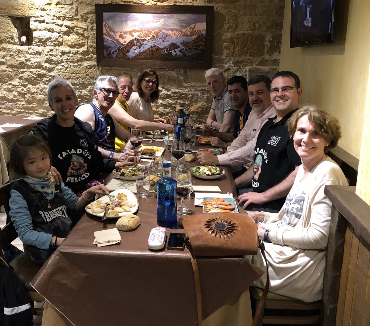 ElFortin_OCB's tweet photo. Cogiendo fuerzas para animar al @oviedocb esta tarde en @MComtienda y bien acompañados de @goizetaleire @sinecrotma y @javifdezk 
Baloncesto, risas y buen rato. 
Os echamos de menos al resto !! https://t.co/KcAlJrm3j1