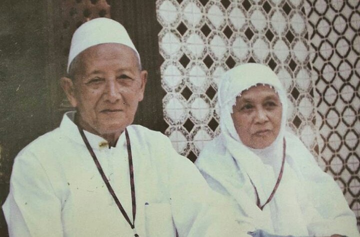 Ada gak sih yang pernah ngerasain ngerawat/tinggal bareng kakek, nenek, simbah, eyang, opa, oma? 

Nyaksiin gimana kehidupan usia tua?

Karena lagi mellow, sebagai orang yg emg punya pengalaman tinggal bareng + bantu ngerawat mbah2 gue. Pen cerita 🌝