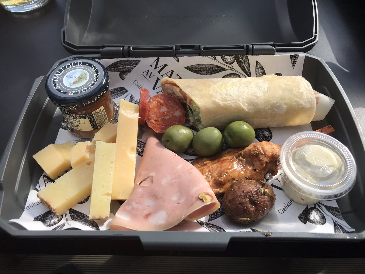 VigleikM's tweet photo. Kanonkult lunsjkonsept på #Verftet i #Harstad. Lunsj servert i «matboks» med designlinje tilbake til de gamle metallmatboksene i industrien. Og fylt med snacks! 😋 https://t.co/vYFfIdnNDv