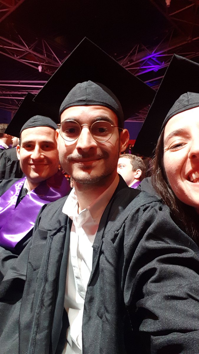 Plazir's tweet photo. J'ai perdu mon écharpe! ☹ Si vous en retrouvez une n'hésitez pas à la ramener à la #teamjaune #NEOMAbs2019 https://t.co/HThWupQ0nF
