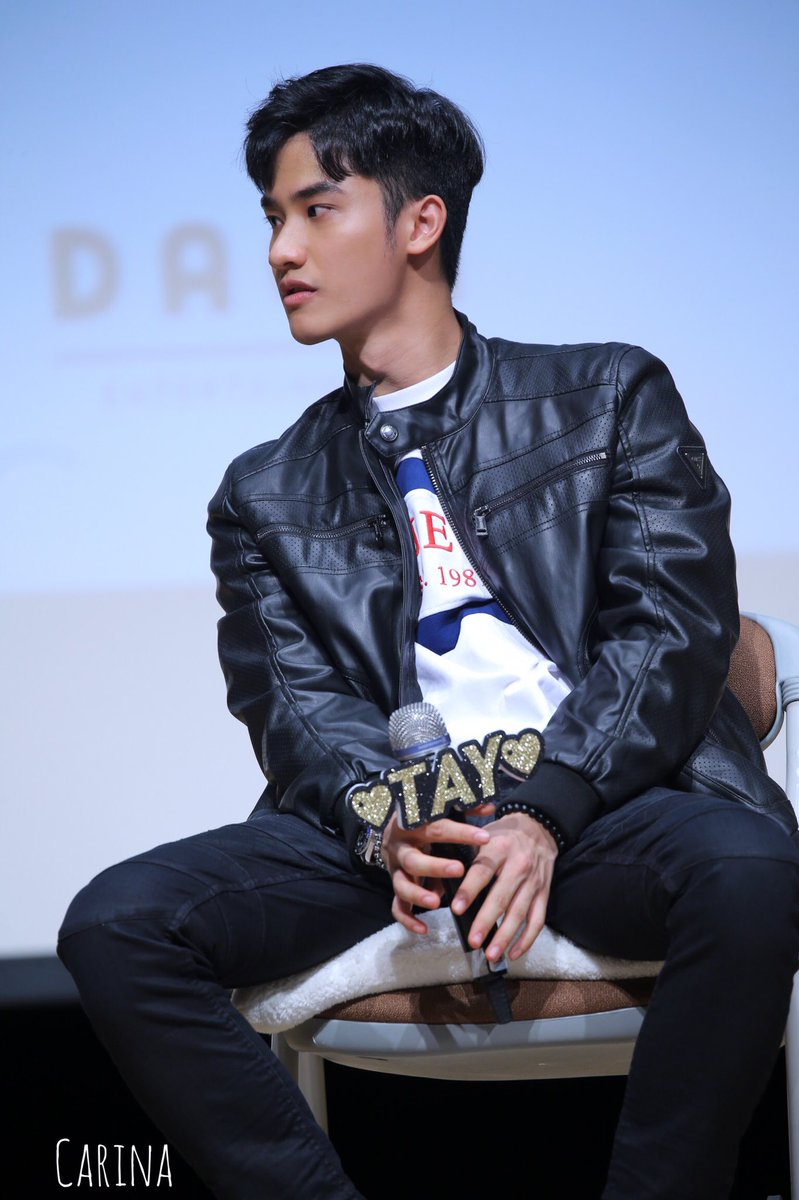 ShinningSun20's tweet photo. Pete mode is on 😎😎
btw His skin tone is so sexy 🖤🤩
#HandsomeManInJacket #Tawan
#NewTayFMinKorea
#NewTay1stFMinKorea
#crdpicToOwner https://t.co/GPG9E5uqKc