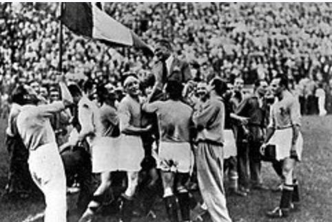SergioCastell9's tweet photo. Un honor a ver presenciado el mundial de Fútbol en mi tierra, ha sido un torneo espectacular y encima hemos ganado este fantástico premio, muchísimas gracias a todos los asistentes https://t.co/NOWVJsp1I3