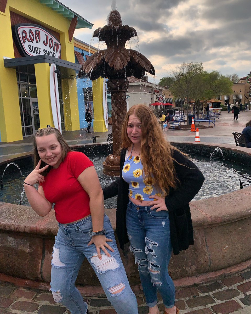 emilylamos_'s tweet photo. happy 18th birthday ging💖💖!! thanks for always being my uber, the sophomores love you💞 gonna miss u next year🤧 #happyprom @alliebinkie https://t.co/Of71MX3Eyc