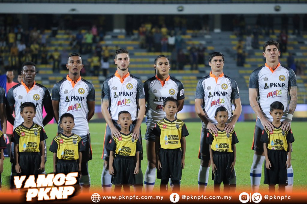 pknp_fc's tweet photo. #QuarterFinalTwo - Shopee Piala FA 2019
.
.
β½ @peraktbgmy VS PKNP FC
π
11 MEI 2019 (10.00 PM)
β° STADIUM PERAK, IPOH
.
#ShopeePialaFA2019
#VamosPKNP πΆβ«
#KuluKilir β½
#orensemuabangun
#PerakDerby https://t.co/DpWEU4kgWo