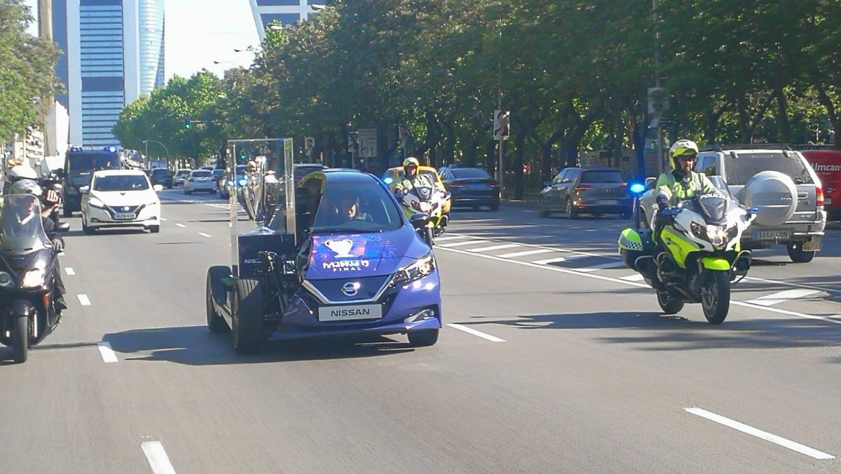 La 🏆 “#Orejona”, la Copa de la <a href="/ChampionsLeague/">UEFA Champions League</a> ya está en #Madrid para la final de la <a href="/LigadeCampeones/">Liga de Campeones</a>. Se disputará en el <a href="/Metropolitano/">Riyadh Air Metropolitano</a> el próximo 1 de junio entre <a href="/LiverpoolFC1915/">Liverpool Fútbol Club</a> y <a href="/Spurs_ES/">Tottenham Hotspur</a> 
Nosotros la vigilamos 👍🏼