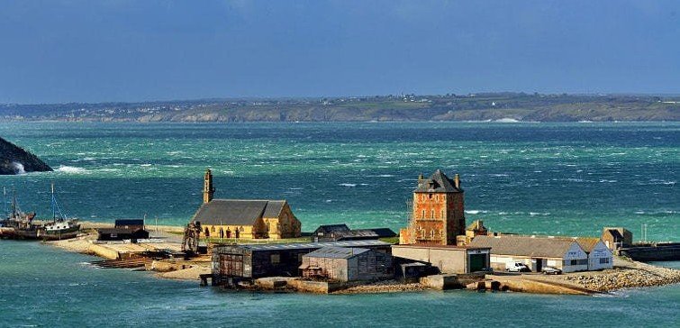 Superbe vue sur la Tour Vauban du Port de Camaret. #Finistère #Bretagne  #MagnifiqueBretagne #BaladeSympa #MagnifiqueFrance