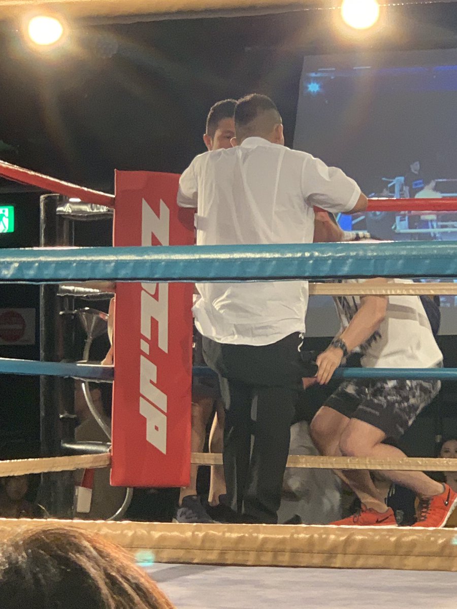 tatsuyakay's tweet photo. 諏訪部哲平、お馴染みの黒スーツで入場も選手コール後スーツを脱ぐのに凄く時間がかかって会場から失笑が上がってて草…ww
#ZST65 https://t.co/6ryDTIEqYF
