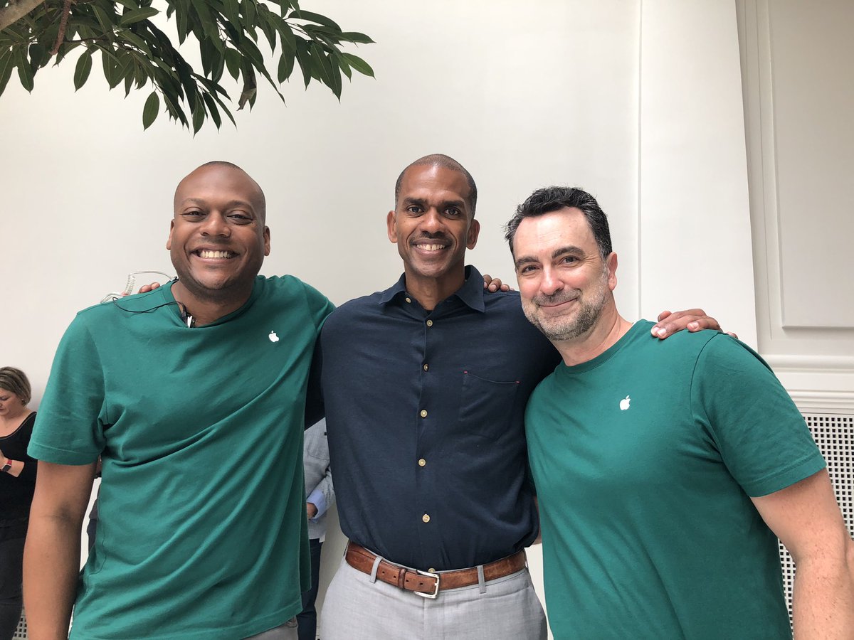 TheEventsDC's tweet image. .@EventsDCPrez and the @Apple geniuses! #AppleCarnegieLibrary
