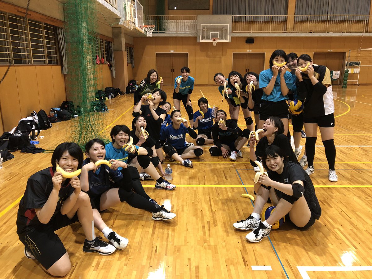 🍌もぐもぐタイム🍌
濱田監督がみんなにバナナを買ってきて下さいました！！
みんな笑顔で、もぐもぐ😊
バナナをパワー💪に変えて、良い練習ができました！
濱田監督、ありがとうございました！